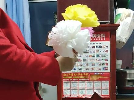 纸花的做法,尤其是用在白事,祭奠老人时供桌上摆放的献花,可以增添气氛!