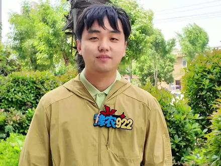 湖北小麦倒伏贴地 泥泞易卡机,农机手收200元一亩仍嫌难干,盼协调抢收。