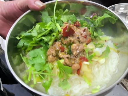 本地小有名气的米线 #路边摊 #麻辣串 #路边摊美味