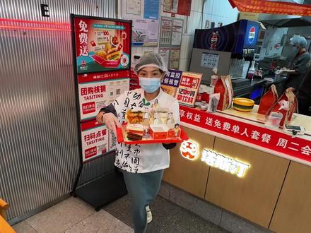 罗小黑的周边也是能全款拿下了!二十多的套餐赶紧冲!#塔斯汀中国汉堡 #今天做个萌堡堡 #塔斯汀联名罗小黑童心上线