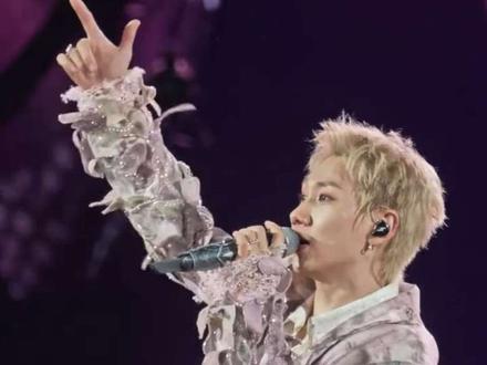 耳机里单曲循环的左转灯 终于许愿成功,听到了汪苏泷和周兴哲在郑州合唱左转灯电音版,太好听了。好朋友来合唱,哥哥从头到尾笑得合不拢嘴,今天圆满了!#汪苏泷 #现场比耳机更动人 #汪苏泷郑州演唱会repo #演唱会是个巨大的造梦空间