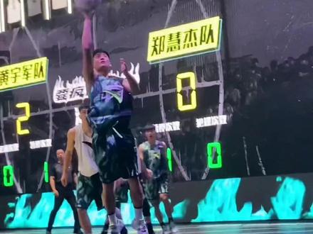 突发!慧杰手臂脱臼,接回后继续比赛…#要疯 #要疯总决赛