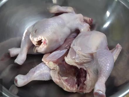 妈妈做香喷喷的炸鸡,口感外焦里嫩,撒上辣椒和蛋黄酱,太香啦!