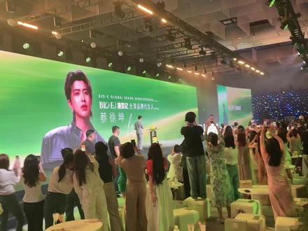 #蔡徐坤 #蔡徐坤被粉丝强抱 #蔡徐坤见面会#Bio #上海万万