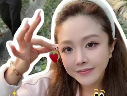 每次带红姐出门她都异常兴奋 妈妈年纪大了要像哄孩子一样哄她 希望每个妈妈晚年都有孩子陪伴左右@大宝贝的妈 红姐 #摘草莓的快乐 #陪伴父母是最大的幸福 #刘大宝贝