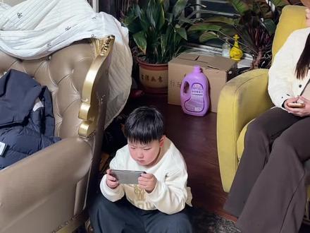 谁见过4岁多的小孩天天打和平精英还每次都赢。#叶黄素软糖