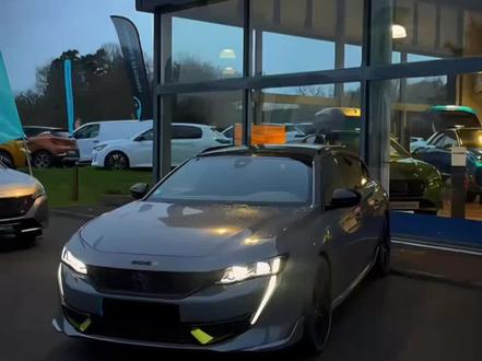 508sw已确定引入国内,底盘还是由法国负责调教,外观和内饰保持欧版原型车不变,大家喜欢的无框车门不会阉割,也不会向508L那样引进国内魔改阉割了,动力总成由中方负责换成国内的东风三电技术,合作模式有点像国内的马自达新款马6那样中法各自负责一半,毕竟纯进口的欧版508sw裸车价太贵了,7多万欧元折合人民币60多万,动力总成没用欧版那套估计也是为了控制成本让国内的买得起吧,欧版的那套燃油动力总成,1.6T245匹马力的和性能混动版1.6T360匹马力520峰值扭矩的,三擎四驱,前后加双电机4秒多破百的动力总成不会引入国内用在国内508sw上,国内不止引进4款新车型还会引进更多的新车型包含跨界车,中,大型SUV和B级轿车,你喜欢老款还是新款,希望哪款引进国内#标致 #508sw #旅行车 #瓦罐车 #猎装车