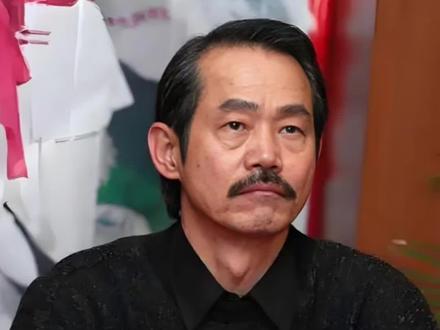 不愧是香港首代西装暴徒,元华化身嚣张反派,风头盖过成龙。#经典港片 #元华 #娱乐 #幕后故事 #抖音精选