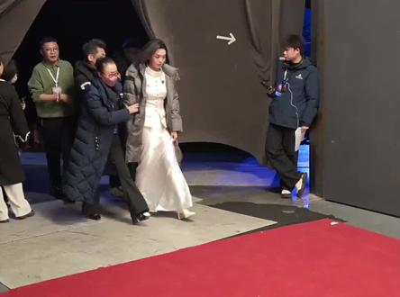 #徐子尧回家乡成都唱花妖 徐子尧携《花妖》归乡献唱 成都舞台绽放国风新声!
2025年12月19日晚,四川卫视“2026花开天下·国韵新年演唱会”成都站上,00后川籍歌手#徐子尧 以一袭素衣惊艳亮相,于家乡舞台首唱#刀郎 经典曲目《花妖》,用清雅声线演绎跨越时空的缱绻情愫,为观众献上一场视听交融的国风盛宴。