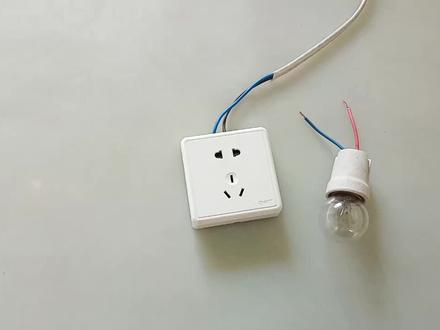 插座放进水里灯还亮,是高科技还是一场骗局?电工师傅现场演示