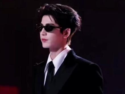 #张凌赫 这T台走到了多少少女的心里,帅气