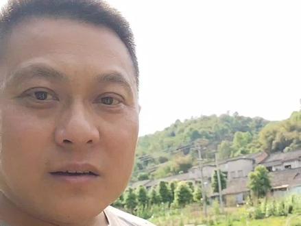 军人退伍以后,肩章领花上交后,军装可以带回家、随时可以穿。最近有新规吗?退伍老兵不可以穿迷彩服了吗?