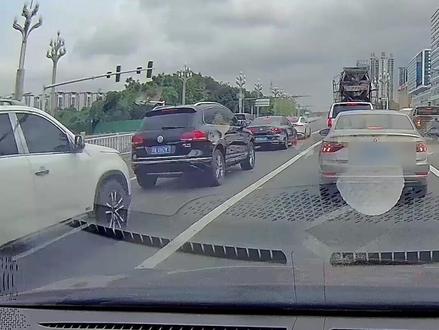 老头乐疑似刹车失灵连撞多车,司机一直不下车处理,还想倒车一走了之