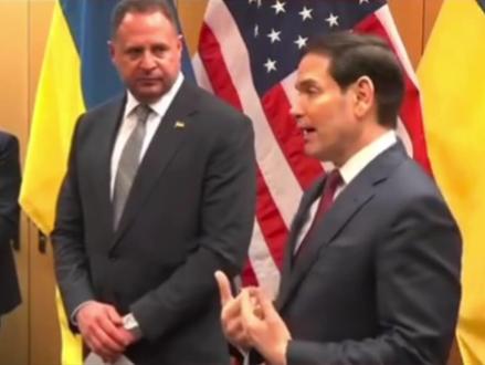 美乌联合声明 已起草更新版和平框架文本 当地时间11月23日,美国白宫发布联合声明称,美国与乌克兰代表团当天在瑞士日内瓦就美方提出的结束俄乌冲突“28点”新计划举行会谈。声明形容双方磋商“建设性、聚焦且相互尊重”。声明称,此轮会谈“成效显著”,双方在对齐立场、明确下一步路径方面取得“有意义的进展”,并据此共同起草了一份更新后的和平框架文本。双方重申,任何未来协议必须完全维护乌克兰的主权,并确保可持续的公正和平。美乌双方同意在未来数日继续就联合提案展开密集工作,同时与欧洲伙伴保持紧密联系,确保相关进程协调推进。声明强调,最终决定将由美国总统和乌克兰总统作出。