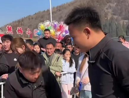 怎么说呢……没法说,大家耐心看吧!#现场氛围 #用抖音记录人生#绿菜地 #绿菜地熊熊