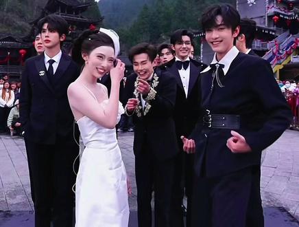 #龙浩天喊你回酉阳过年 #龙浩天搞笑名场面 #鲸渝101银河系A梦幻联动 #龙浩天为什么这么火 #情侣舞蹈 哈哈……节目效果还得是龙队长,这个情侣舞蹈我们爱看,小龙女都整害羞了,硬控我几小时😂@龙浩天🐲(六号酉阳桃花源广场直播) @龙浩天妹妹🐰 @鲸·峻伊🤍⁹²⁸ @鲸·林不染🔥⁹²⁵ @A-以太⚡️ @A-夏天天🪽 @龙浩天男团 鲸·渝101(备用号) @龙浩天男团·银河系A(团队招优)PGY