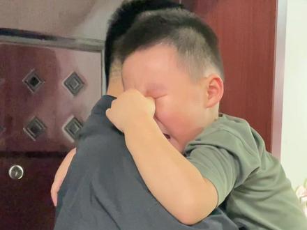 人无法拥有团圆和对团圆的感受,小宝紧紧的抱住爸爸,迟迟不想松手,那一刻爸爸心都快碎了,可是纵使有千般不舍,也抵不过万般的无奈,再见爸爸时,小宝又要长半岁了....#父子 #离别 #说不出的心酸 #亲子#陪伴是最大的幸福