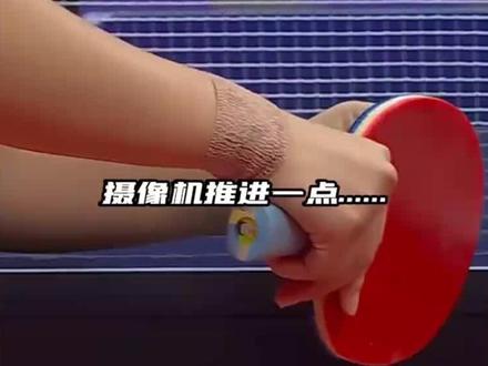 10月1日,在杭州亚运会乒乓球女单半决赛中,韩国选手发球前死死盯住球拍,没想到球拍上是马龙照片。
对此,有网友调侃:马龙迷妹+1。也有网友科普:这是红双喜公司的中高端球拍,“狂飙龙”5系球拍的统一尾标,韩国队员拿的应该是龙五高端的特制数字968版。#马龙 #亚运会 #韩国选手球拍上贴着马龙照片