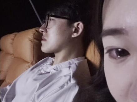 一直都知道他是个内心柔软又感性的男生,今天看《给阿嬷的情书》,他果然又没绷住,眼泪哗哗的。
“行船入夜,恰江上升明月,似与你并肩共赏。江海万里,心中念你,便不觉遥远。”
纸短情长,大概就是这种感觉吧。谢谢你,愿意陪我一起为别人的故事流泪,也谢谢你,一直在我身边。#给阿嬷的情书 #电影 #推荐 #好物分享 #图图大王