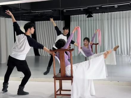 《琵琶曲》双人舞蹈超详细讲解
仙女们要的教程来咯来咯🧚♀️❗️❗️❗️
1️⃣38秒前0.8倍速后背数节奏合音乐
2️⃣38秒~3分52秒后背超详细讲解
3️⃣3分52秒后原速后背数节奏合音乐
希望仙女们可以学会这支好听的音乐好看的舞蹈哟💃 原创:桃樂絲、麦芽糖
#舞蹈教学 #琵琶曲 #霓裳舞袂舞蹈工作室 #学舞蹈 #零基础学舞蹈