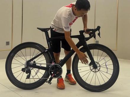 喜德盛新款AD7、
碳纤维车架,碳纤维一体把,油压碟刹
Sram Rival 无线电子变速,
branta全碳轮组,零售价22980元黑武士,