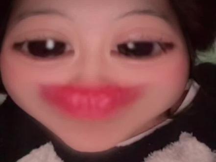 关于 轧戏我想说
还有一些想说的就是,在看18集的时候我其实心里面是很难过的,听到胡羞内心真实的想法,因为从一开始我就非常喜欢女主,因为她勇敢机智,最重要的是善良!有一个点是,她回家取身份证那段,男主还没有和她坦白这个房子不是龚老板租的,而是自己租的,男主为了不被发现,骗女主说他过敏了,女主买了一袋儿过敏药放门口,我当时看的时候就想说,多好的一个女孩儿!所以在听完女主内心的独白,在她面对自己喜欢的人,那个人却没法立即回应自己的那份喜欢时内心的人失落。我都能共情。
但!我想说,这一切的一切源于男主最开始的那份担忧,以及对于他父亲去世的那件事上他依旧感到害怕,毕竟这中间的弯弯绕绕太多了
anyway!男主最后也向女主表明了心意(就像他说的其实一开始就该明确的心意,只是自己心里也有很多顾虑,所以让这份喜欢没能及时表达出来)对女主也很好啊铁铁们!
关于男二呢,前期我只能说他对女主更多的是利用,利用她接近肖稚宇,除了这个我看不出其他的感情,后期可能就是18集女主给他贴创可贴那段,男二真真切切喜欢上了女主,但我们前面也说了,女主本质上就是一个很善良的人,我觉得男二本质可能不坏、从他质疑他老爹那里就能看出来,但他没做多少对女主好的事啊,原谅我实在是get不到那个点🥹
大家理性看待,但针对男主不尊重女主的说法,我确实不能同意
最后,猫叔出品必为精品,大家都去看这个轧戏啊,老好看了!
#轧戏#肖稚宇 #胡羞
#卢昱晓#陈星旭