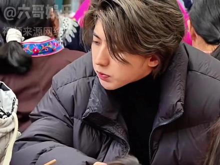 这次公益探访变了味道 #一群小学生追着蔡徐坤喊鸡哥#蔡徐坤#贵州#公益