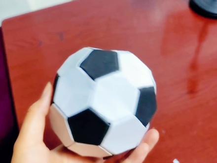 按照视频折好五边形和六边形后,搭了拆拆了搭,第五次才搭成足球,有一些细节角度要注意#手工 #折纸