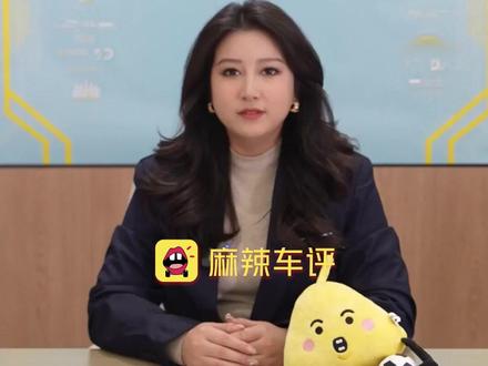 “TT”申报图曝光 吉利银河进军高性能轿跑市场 【#吉利银河进军高性能轿跑市场#,#银河TT轴距超2米9配激光雷达#】吉利进军高性能轿跑市场的消息被工信部一纸公告做实。吉利银河首款带尾翼C级纯电轿跑——内部代号银河“TT”,正式亮相工信部新车公告。公告信息显示,银河全新车“TT”车身尺寸为4999×1919×1479mm,轴距达到2920mm,C级尺寸。采用 235/50R18、245/45R19 轮毂。搭载宁德时代电池、车顶带激光雷达或将搭载千里浩瀚辅助驾驶H7方案、搭载电动尾翼、有四驱578匹马力和后驱333匹马力,或将采用800V高压平台。此外,据网络谍照显示,该全新车型采用前双叉臂+后五连杆悬架,操控表现值得期待。业内分析,银河全新车“TT”的推出,精准填补了吉利银河在高性能轿跑市场的产品空白,成为达成200万销量后开启全品类时代的重要一步。