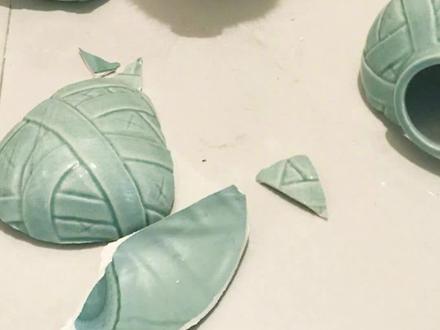 猫咪喂水总喜欢打翻东西呢?手欠的原因解析!#猫咪的迷惑行为