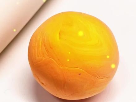 小朋友用橡皮泥捏的八大行星,配色和形状都超有自己的想法~还说这是按比例捏的~
#宇宙的浪漫 #九大行星#我的小小宇宙 #手掌里的星辰大海