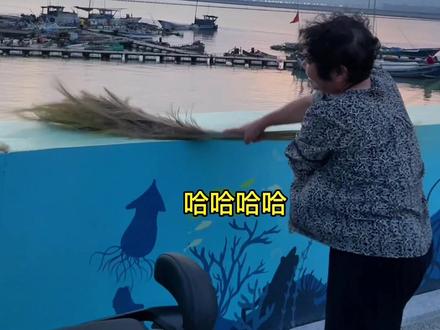 妈妈用芦苇做扫把,太酷了吧#我的乡村生活 #新农人计划2022