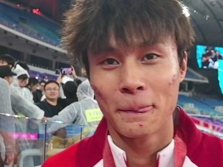 山东田径队刘凯夺得十五运径男子400米金牌 11月18日晚,第十五届全运会田径男子400米决赛在广东奥体中心进行,山东田径队刘凯在第5道出发,比赛开始后,河北队选手冲在最前方,刘凯紧随其后。进入后半程,刘凯在最后250米左右开始发力冲刺,并在最后50米实现超越。最后冲刺阶段,刘凯拉开了同其他选手的差距,率先冲过终点,最终以45秒77夺冠。赛后,刘凯表示自己第一次参加全运会就拿了金牌很激动,对自己的表现很满意,下一步目标是在明年亚运会取得好成绩。
(济南日报·爱济南记者:刘文 摄影:崔健 剪辑:司淑飞)