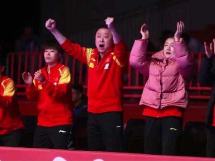 孙颖莎罕见说累,坐挡板上休息。王曼昱主动击掌孙颖莎,互相打气,团魂炸裂!#孙颖莎 #王曼昱 #陈梦 #釜山团体世乒赛