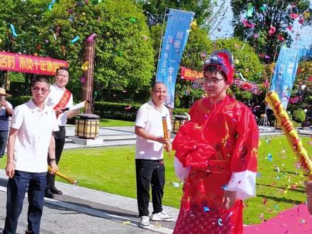 又是别人家的物业考上清华这排面拉满了!#清华学子 #打马游街 #状元郎 #邻居家的孩子#高考