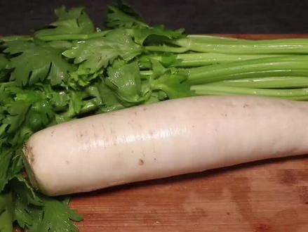 白萝卜超好吃做法,加1把芹菜,爽脆可口,开胃下饭,解腻必备 #白萝卜美食 #简单美食 #芹菜美食