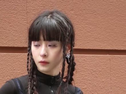 “当我开始不遵守「穿搭公式」” 我最近在想一件事:运动鞋是不是被人类PUA太久了?
凭什么它只能配运动裤?凭什么它只能走休闲风?
把一双建筑感极强的未来主义运动鞋,和一件完全不属于运动场的单品放在一起。
它们之间的矛盾——“赛博感”
不是穿得像机器人,是那种矛盾本身——科技发展到极致,但社会规则极度野蛮,这种进步和野蛮中会生长出反叛的生命力。
*所以我现在觉得:混搭不是为了好看,是为了制造一种对话。
结果往往很吵,但是效果还不赖。
运动鞋这东西,它其实没那么脆弱。它不需要被保护在运动裤里,不需要被圈养在休闲风里。它够硬,够有性格,够跟任何人玩。
所以我说风格不是追出来的,你穿什么,什么就是风格。鞋不会教你怎么穿。
是你教鞋,今天跟谁玩。
#Nike #我的穿搭公式 #AirMaxMuse#Karina同款#运动穿搭