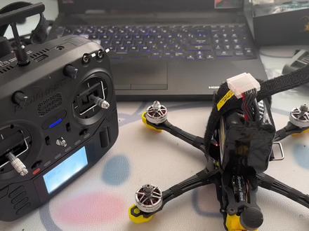 好多人都遇到了这个问题,这个不是飞机坏了嗷,正常现象,安装桨叶就好,完全不影响飞行。#穿越机 #无人机 #大疆 #教程 #日常vlog