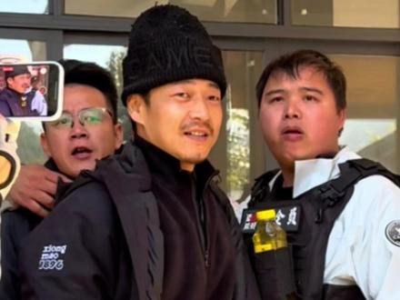 11月24日,张家界荒野求生决赛开启,主办方回应规则调整:选手每隔10天可选择去留,结束挑战奖励2000,继续挑战奖励翻倍 (编辑:双阳)#荒野求生 #七星山荒野求生挑战赛 #直击七星山荒野求生挑战赛