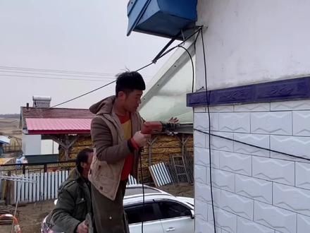 东北农村的房子咋保暖?爷俩给房前盖上小暖棚,就等着猫冬了