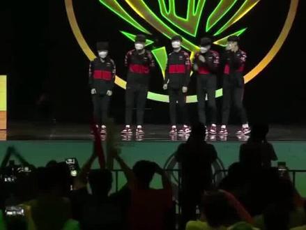 Zeus双手指天庆祝,还以为T1夺冠了 #2022msi #为lpl干杯 #rng
