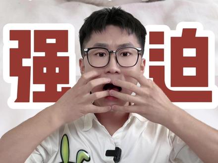 猫咪疯狂舔毛是病?3分钟教你识别"强迫症喵" 猫咪的压力很大,猫咪就会通过梳毛来降低心理压力,使梳毛变成了一种“强迫行为”,逐渐患上“心理性脱毛”。
“强迫行为”是会逐渐加重的,一定要及早干预,拖延的时间越长,就越难消除它。
1️⃣ 移除压力源
猫咪过度梳理是因为猫咪压力很大,焦虑了,就和人类啃指甲一样,舔毛是自我安慰。
这时候你就需要化身为一个侦探,根据蛛丝马迹找出猫咪生活中的压力源,找到压力源之后,我们就要移除它,可以从根本上消除猫咪的焦虑。
2️⃣ 分散注意力
当我们看到猫咪做出强迫行为的时候,你不能对它有任何形式的关注,不管是爱抚它,和它说话,还是训斥它,都会强化它的行为。
不管是积极的还是消极的关注都不要给。我们可以给猫咪提供“游戏治疗”。
当你看见猫咪有做出强迫行为的迹象,给它一个玩具来转移它的注意力,或者使用逗猫棒和它玩一场狩猎游戏。让它不再埋头于过度梳理,缓解它的压力和紧张。
3️⃣ 改造猫领地
如果猫咪的生活环境十分地有趣,那它也会在这个环境内充满好奇,并且非常放松。
领地内增加的各种刺激,让猫咪的大脑思考其他事情,而不是专注于过度梳理。
也可以在猫咪的活动环境中,喷洒猫咪信息素,通过信息素来创造一片猫咪的舒适地带。
#猫咪舔毛 #猫咪疯狂 #猫咪焦虑 #猫咪压力 #猫咪健康得重视