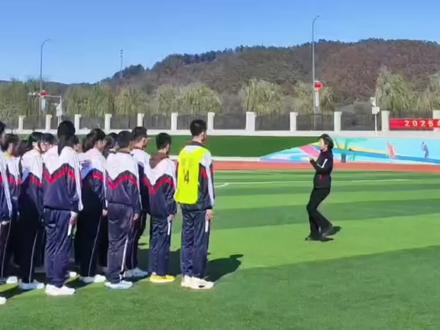 一节体育公开课的片段《竹竿舞》