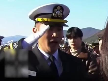 三星掌门人之子成为海军翻译官,父亲李在镕亲自为其佩戴军衔,此前李智昊已放弃美国籍(看看新闻)#三星#韩国 编辑:糖糖