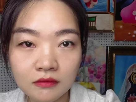 宝子们!今天带小朋友玩个超有趣的绘画游戏——用身边的小物件“变魔术”🎩 猜猜我手里的蚊香液,最后会变成什么?
揭晓答案👉🏻一把会射出小猫泡泡的彩色手枪!是不是超神奇?
做法超简单,跟着步骤来:
先盯着蚊香液的形状发呆(不是),想象它变成枪身的样子,然后给底座加上五颜六色的颜料罐,红的黄的蓝的,像给手枪戴上彩虹项链~ 再画点咕噜噜转的齿轮、细细的电线,加个小显示器显示“能量值”,零件不用画得超标准,找张素材剪剪拼拼也能行,小朋友上手毫无压力!
最惊喜的是枪口——按下开关,射出来的不是子弹,是一串串萌到犯规的小猫泡泡🐱 粉的、白的、花的,飘在空中像会动的棉花糖~
其实画画根本不用怕“画不像”,身边的小物件都是灵感宝藏呀!比如杯子能变城堡,牙刷能变火箭… 快带娃找找家里的小东西,看看能玩出什么新花样?
画完记得交作业哦~ 期待你们的创意变身!💫
#儿童创意画 #绘画教程 #亲子手工 #美术启蒙 #线上美术课