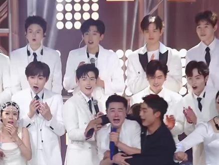 小儿子活动结束,飞奔到老妈子的怀抱@昊文🍊星城@昊文生活号🍊 @昊瀚•星城合伙人 #昊文#上热门 #昊文星城的圈子