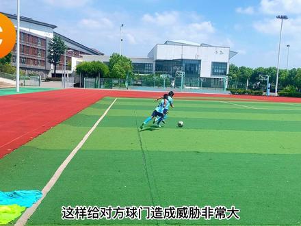 边锋被防守人身后逼抢,一个巧妙方法来应对!#足球 #足球的魅力 #足球教学 #苏州足球 #足球技巧