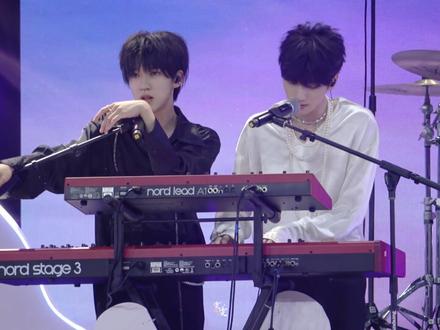 #时代少年团 #严浩翔 #贺峻霖 花园+我想了太多关于你的形容重发刚刚没了@DOU+小助手