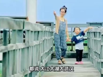 ✅武汉保姆级游玩攻略|
(不赶路、不踩坑、轻松慢游。整理超省心行程,经典景点+小众打卡+本地美食全覆盖)
▫️武昌人文线:黄鹤楼→长江大桥→湖北省博物馆→粮道街
▫️汉口复古线:古德寺→黎黄陂路→江汉路→汉口江滩
▫️自然休闲线:东湖绿道→凌波门→昙华林
💡出行小贴士
美食认准粮道街、山海关路,告别网红陷阱
轮渡1.5元横渡长江,性价比绝美
东湖无需全程走完,骑行漫步轻松不累
老街慢逛,路况平缓,长辈出行也舒适
大江大湖大武汉,新手照着玩,沉浸式玩转江城。