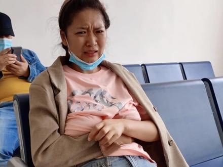 宝妈引流手术第4天,换药过程疼痛难忍,疼的宝妈直哭,太遭罪了